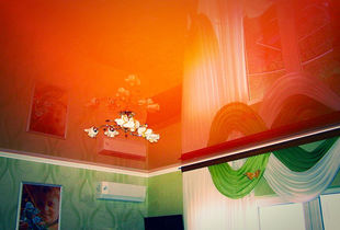 Дизайнерский оранжевый глянцевый потолок